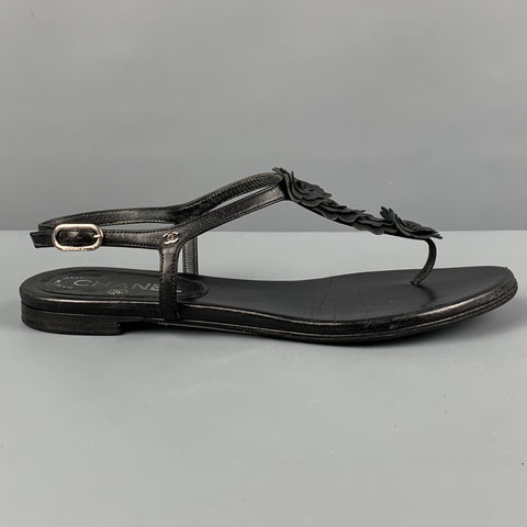 CHANEL Talla 7.5 Sandalias planas con apliques de flores de cuero negro