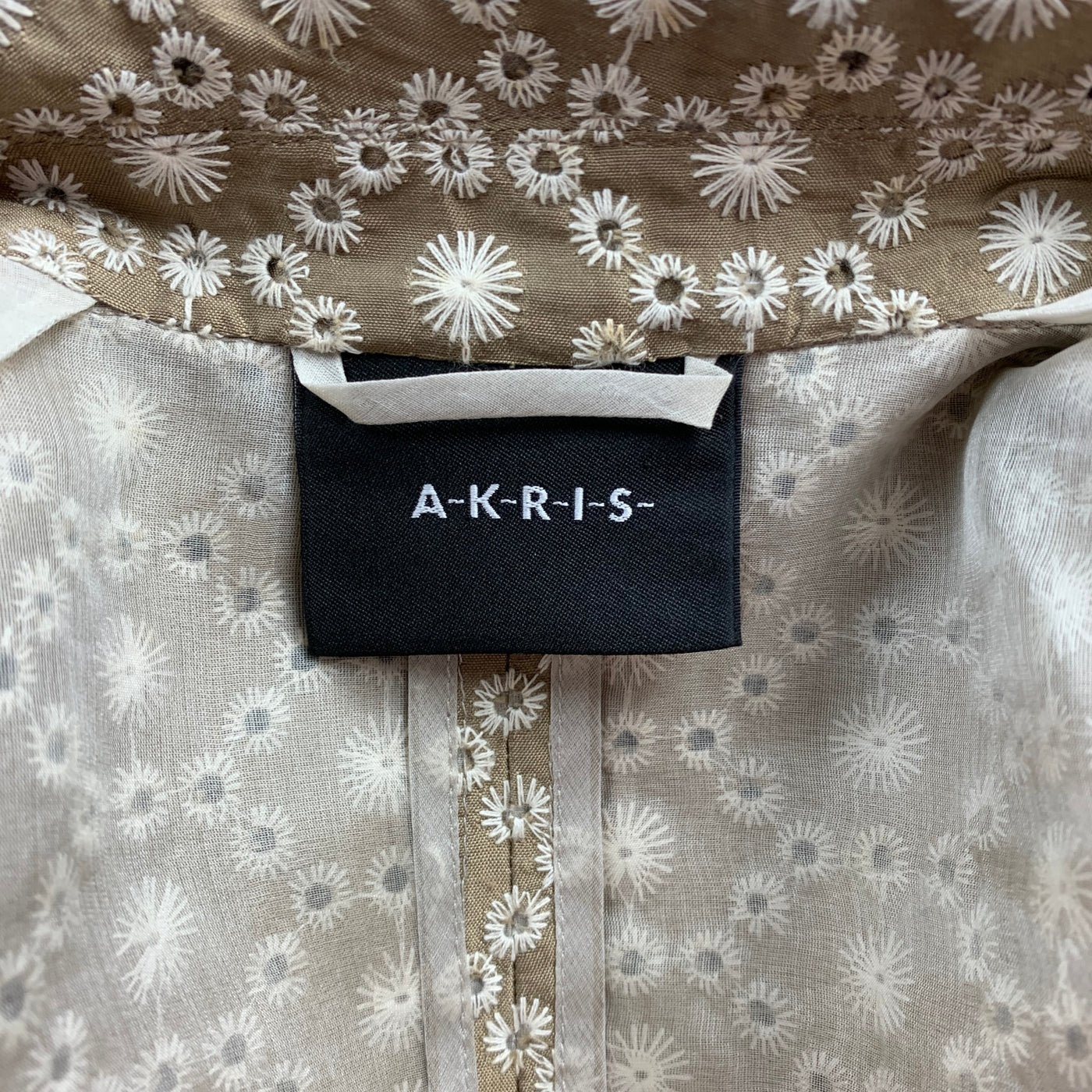 AKRIS Size 6 Taupe & Cream Silk / Cotton Embroidered Taffeta Cropped Blazer