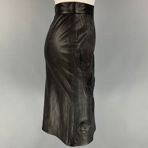 CHANEL Colección Pre-Fall Shanghai 2010 Talla 6 Falda lápiz de cuero con apliques de camelia negra