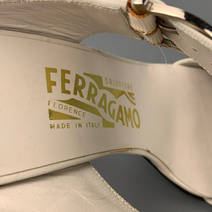 SALVATORE FERRAGAMO Talla 7.5 Sandalias de charol gris claro