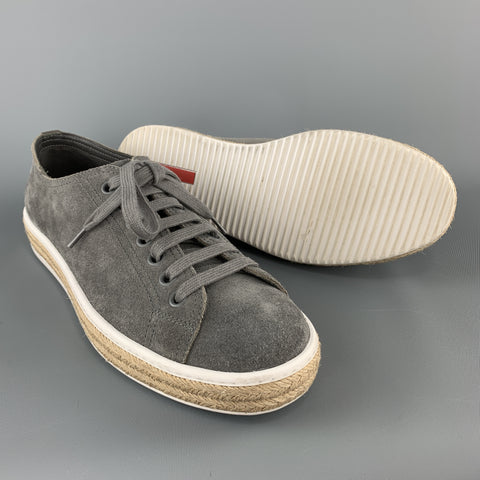 PRADA Talla 9.5 Zapatillas con cordones y entresuela trenzada de ante gris