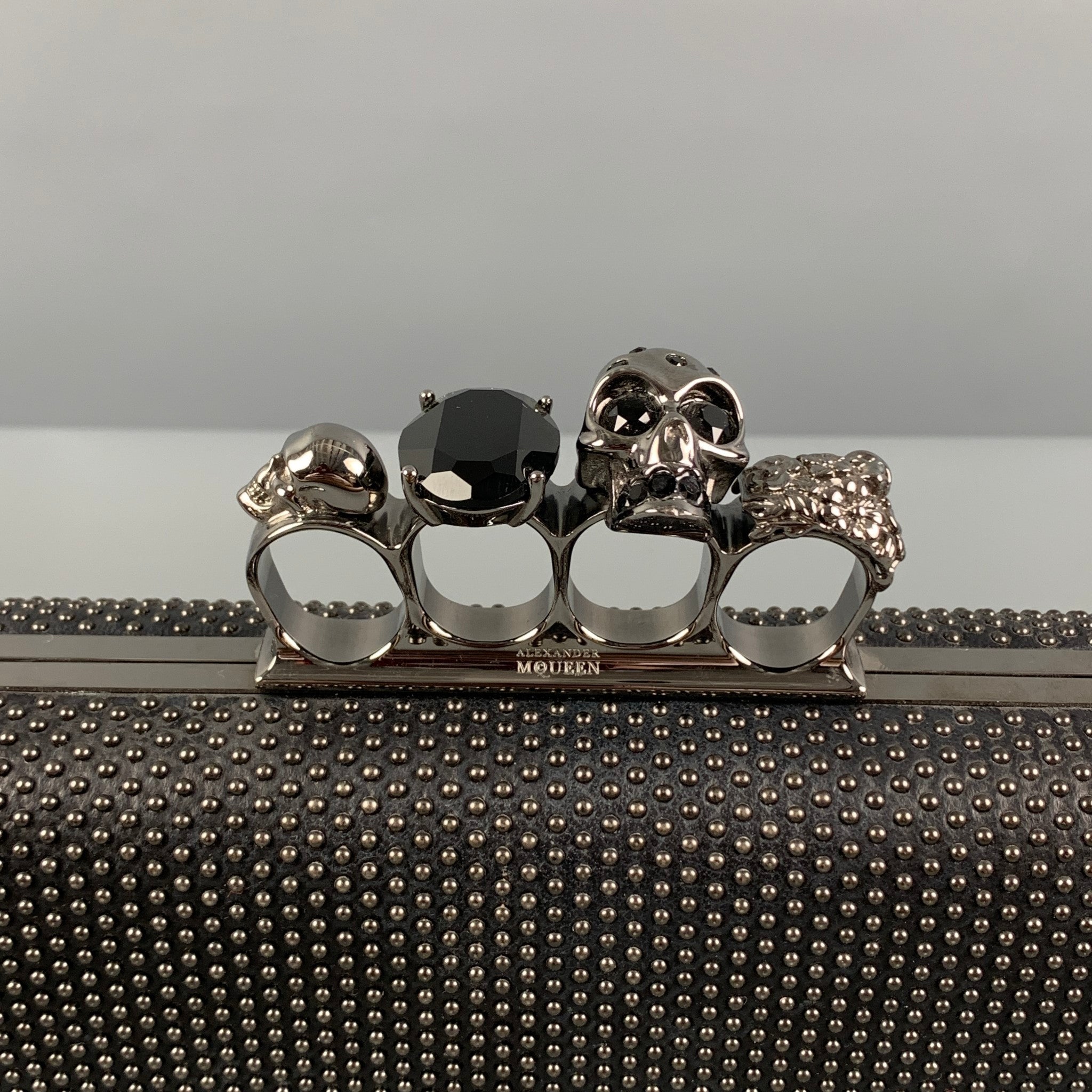 ALEXANDER MCQUEEN ブラックジュエル ナックル クラッチ 直営店 Alexander McQueen Black Leather Studded Jeweled Knuckle Box