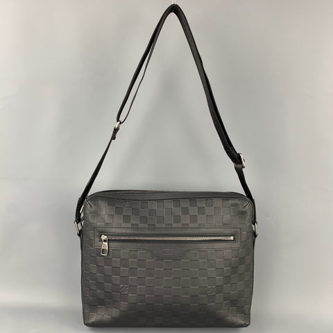 LOUIS VUITTON Sac messager District en cuir Damier Infini noir