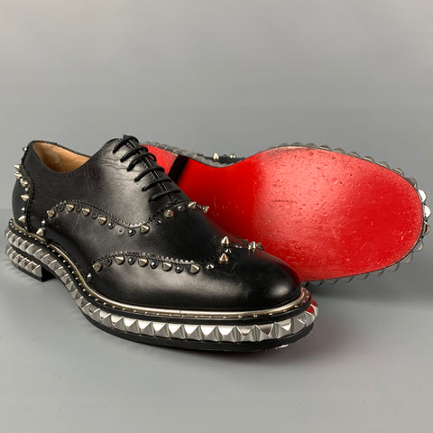 CHRISTIAN LOUBOUTIN Talla 8 Zapatos con cordones y punta de ala de cuero con tachuelas negros