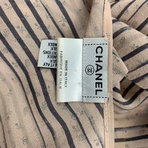 CHANEL M2008 03A Talla 8 Top informal con cintura imperio y rayas de seda gris rosa