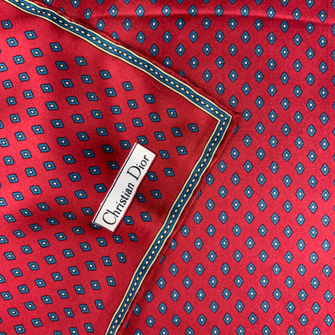 CHRISTIAN DIOR Pochette de costume en satin de soie carré rouge marine