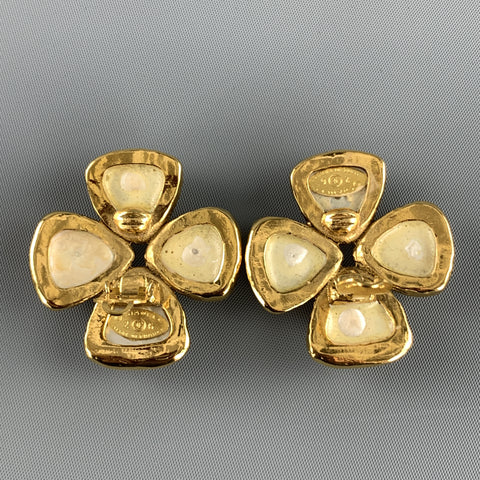 Pendientes con clip en racimo de flores de perlas sintéticas de oro CHANEL 1991