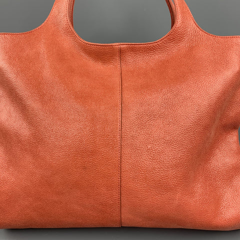 BRUNELLO CUCINELLI Bolso tote de piel esmaltada en color coral y marroquinería