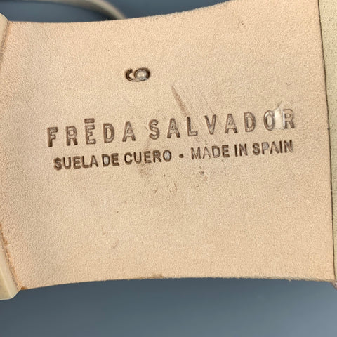 FREDA SALVADOR Talla 9 Zapatos planos con tira en T de cuero beige