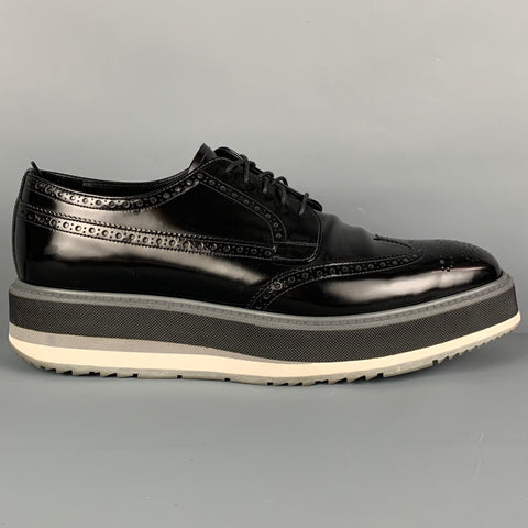 PRADA Taille 9 Chaussures à lacets en cuir perforé noir avec plateforme à bout d'aile