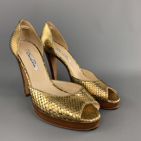 OSCAR DE LA RENTA Zapatos de tacón peep toe con piel de serpiente metalizada dorada talla 7