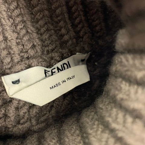 FENDI Suéter corto de cuello alto de lana de punto color topo talla 2