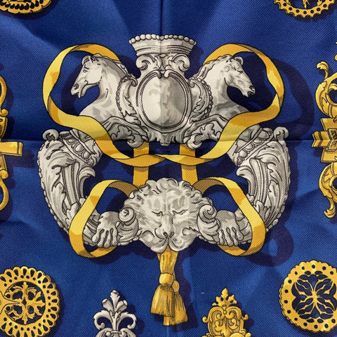 HERMES Carré de Poche en Soie Baroque Jaune Marine