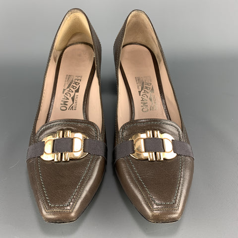 SALVATORE FERRAGAMO Talla 8.5 Zapatos de tacón tipo mocasín Gancini en tono dorado y cuero color topo