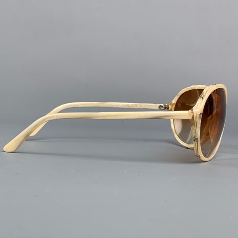 CHANEL Gafas de sol redondas de acetato con tachuelas en beige