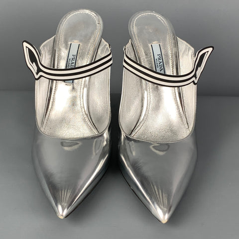 Zapatos de tacón tipo mulas de charol plateado PRADA talla 7.5