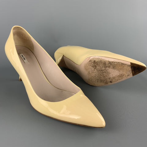 MIU MIU Escarpins à talons chaton en cuir verni beige taille 9