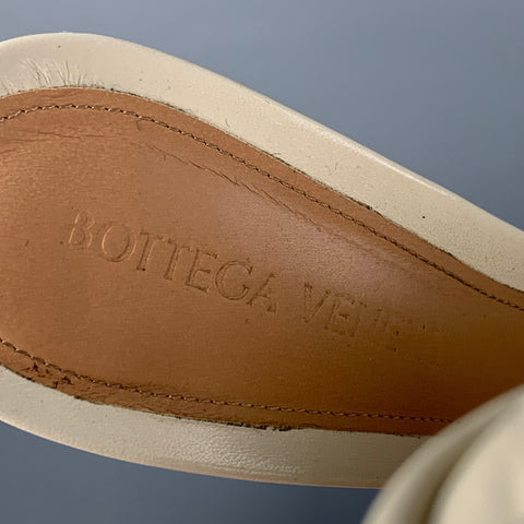 BOTTEGA VENETA Sandalias de tacón de cuero tejido Intrecciato blanco roto Talla 7
