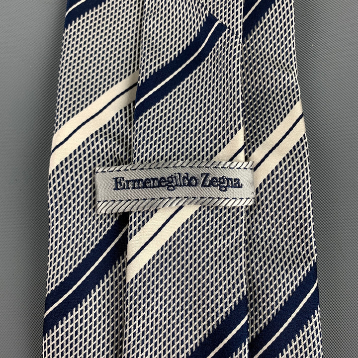 ERMENEGILDO ZEGNA Cravate en soie à rayures diagonales bleu marine et blanche