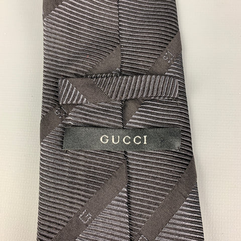 Corbata de seda con rayas diagonales negras sobre negro de GUCCI