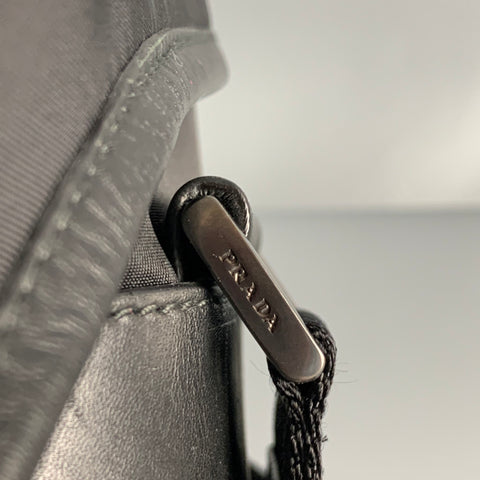 PRADA Sac bandoulière en nylon noir avec bordure en cuir