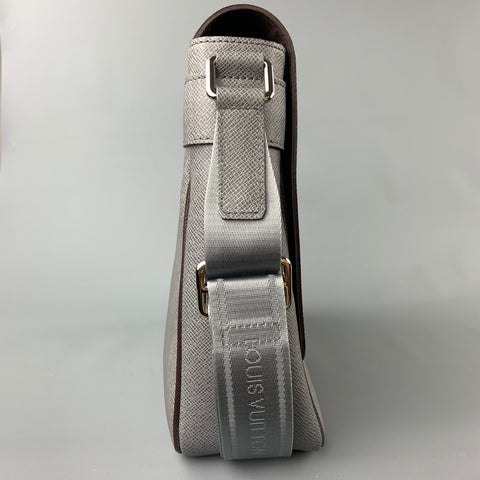 LOUIS VUITTON Grey Leather Taiga Roma MM Messenger Bag