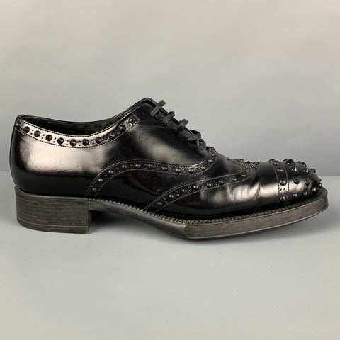 PRADA Talla 9 Zapatos con puntera y tachuelas de cuero negro