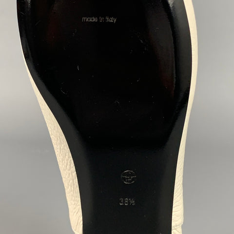 Zapatos planos con parte trasera plegable de cuero blanco tamaño 8,5 de THE ROW