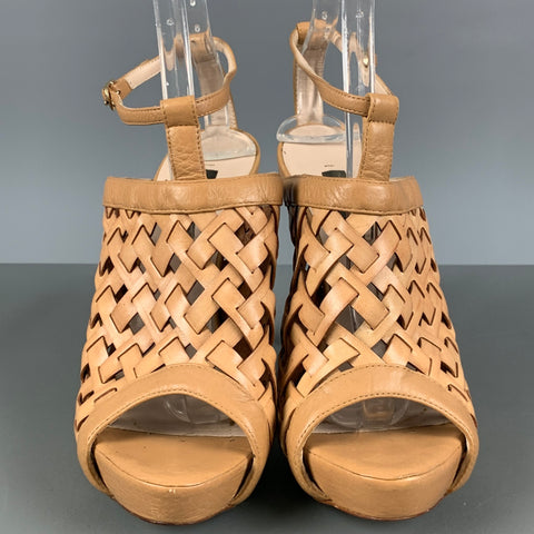 ESCADA Taille 8 Sandales à bride de cheville tissée en cuir beige