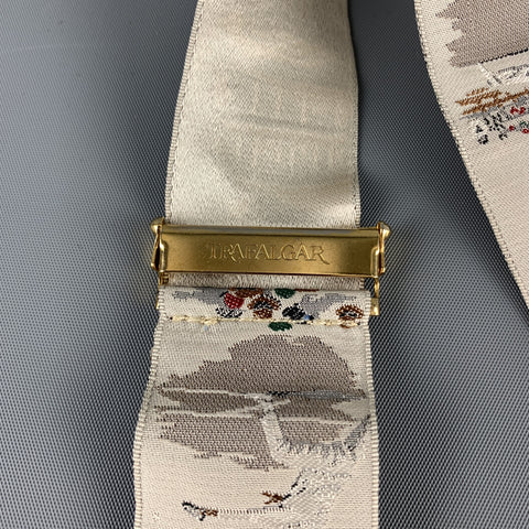 TRAFALGAR Tirantes de cinta con estampado de partido de tenis de seda gris