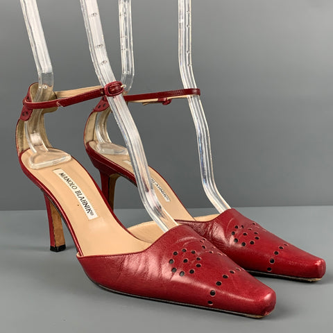 MANOLO BLAHNIK Talla 6.5 Zapatos de tacón con correa en el tobillo perforados de cuero rojo