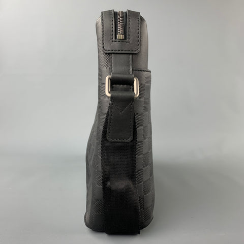 LOUIS VUITTON Sac messager District en cuir Damier Infini noir