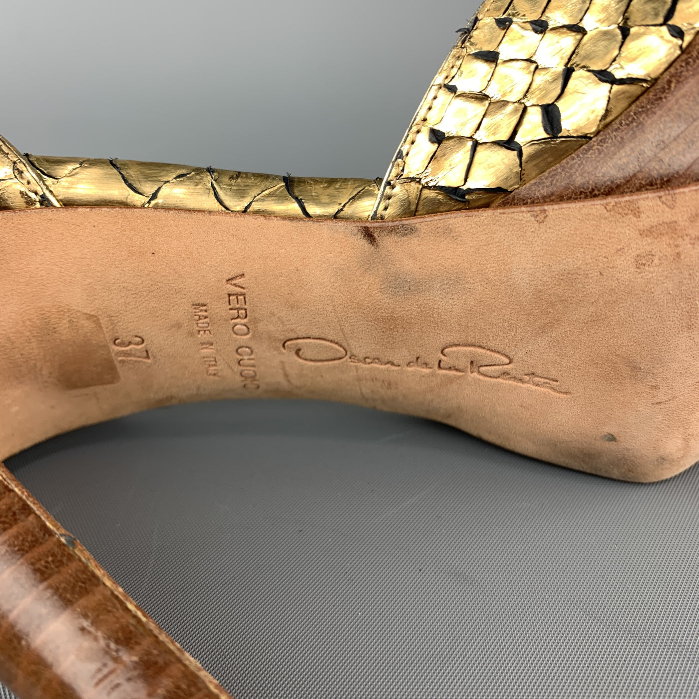 OSCAR DE LA RENTA Size 7 Gold Metallic Snake Skin Peep Toe Pumps