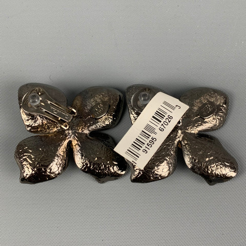 OSCAR DE LA RENTA Black Gold Floral Metal Clip On Earrings