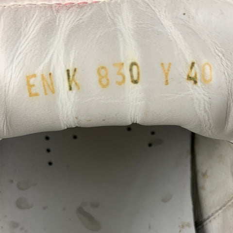 VALENTINO 'White Marine' Taille 7 Baskets en daim cloutées en or blanc