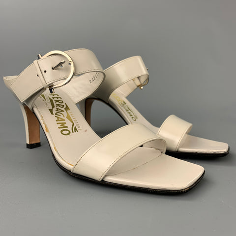 SALVATORE FERRAGAMO Talla 7.5 Sandalias de charol gris claro