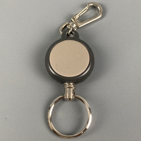 Porte-clés en métal argenté TUMI