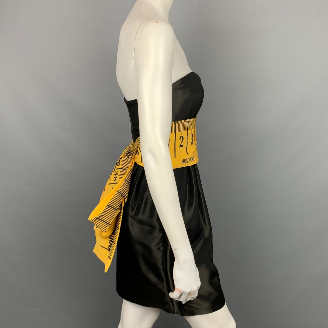MOSCHINO COUTURE Pre-Fall 15 Vestido de cóctel con lazo y cinta métrica en mezcla de rayón negro y amarillo Talla 6