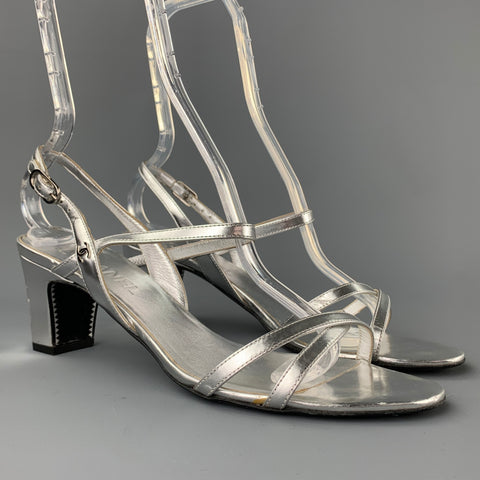 CHANEL Talla 9.5 Sandalias de tiras de cuero plateado