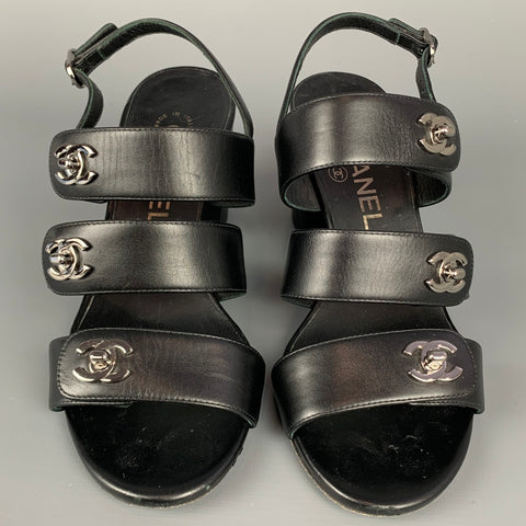 CHANEL Talla 6 Sandalias de tacón grueso con logo de cierre giratorio de cuero negro y plateado