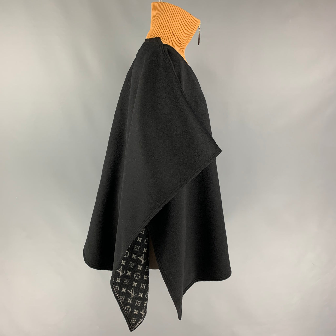 LOUIS VUITTON Size One Size Black Tan Wool Silk Sporty High Neck Double  Face Cape – Sui Generis Designer Consignment