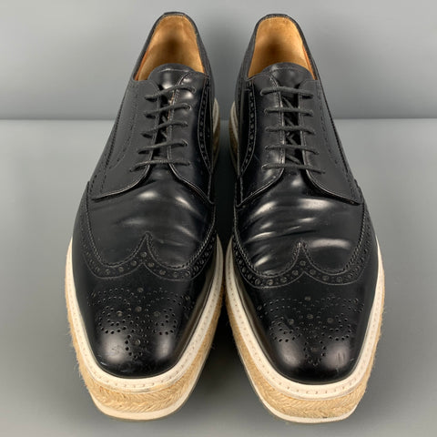 PRADA Taille 10 Chaussures à lacets en cuir perforé noir et blanc