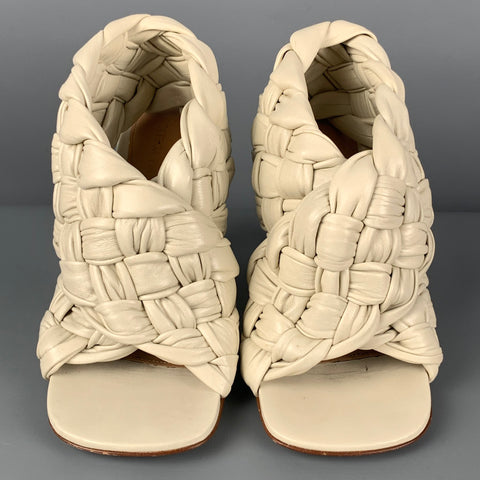 BOTTEGA VENETA Sandalias de tacón de cuero tejido Intrecciato blanco roto Talla 7
