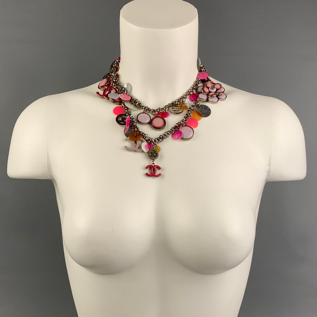CHANEL S/S 2004 Collier CC à disque de fleur en plastique émaillé rose et argenté