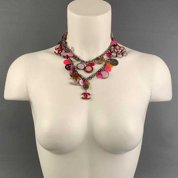 CHANEL S/S 2004 Collier CC à disque de fleur en plastique émaillé rose et argenté