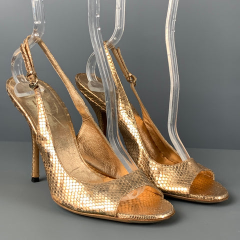 Sandalias de tacón con tira trasera de piel de serpiente dorada talla 7 GUCCI