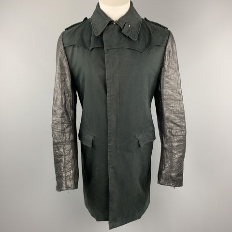 CoSTUME NATIONAL Talla M Abrigo largo de algodón negro con cremallera y botones y mangas de cuero