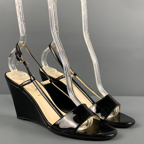 PRADA Talla 6.5 Cuñas sin talón de charol negro