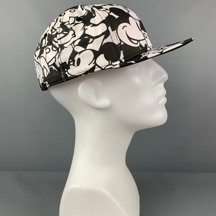 CÉRÉMONIE D'OUVERTURE x New Era Taille 8 Chapeau en coton Mickey Mouse noir blanc