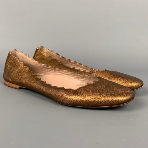 CHLOE Bailarinas con borde festoneado de cuero dorado talla 9